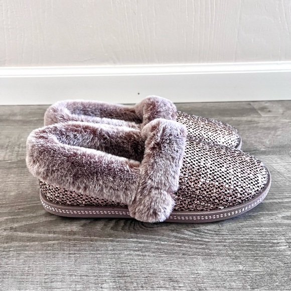 Skechers Women’s Metallic Rose Gold Pink Soft Slippers - Picture 1 of 5